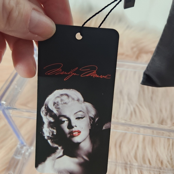 - NWT! Marilyn Monroe portable shopping bag with case. (O19) - Picture 5 of 9